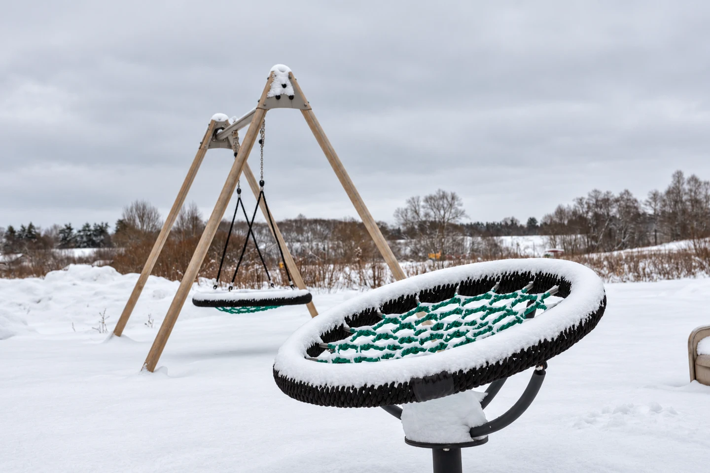 Качели в заснеженном парке